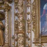 ...decorato da colonne corinzie tortili con tralci di vite...